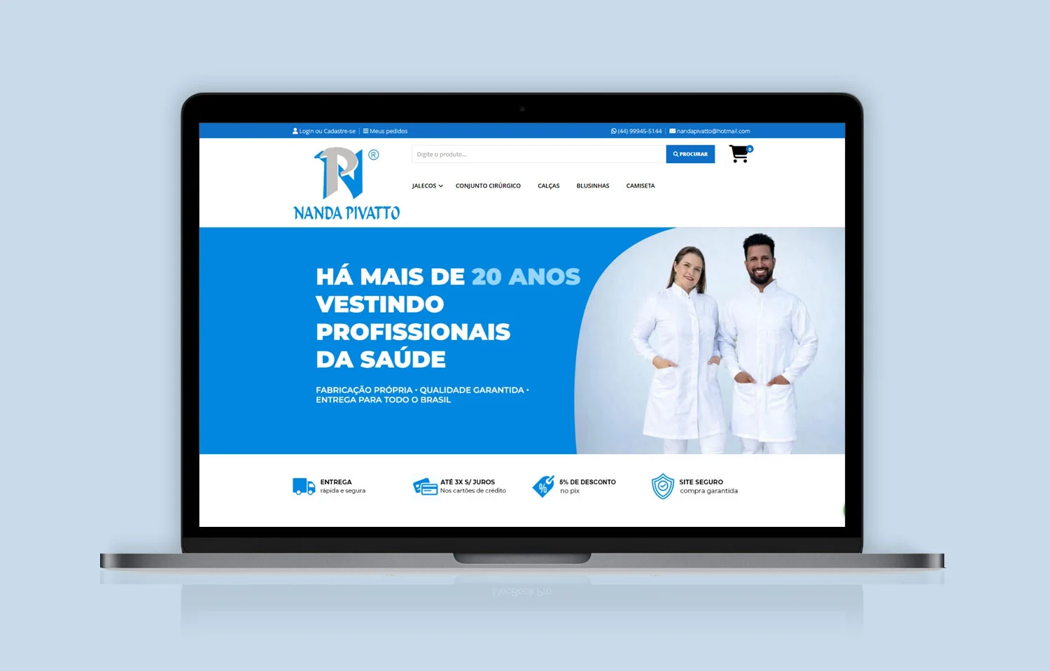 Página inicial da loja virtual Nanda Pivatto, implantada na plataforma Ampli Ecommerce, com catálogo de jalecos, pijamas cirúrgicos e vestuário profissional.